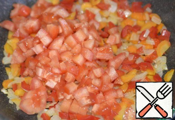 Tomatoes are scalded, finely cut, put to the vegetables, mix.