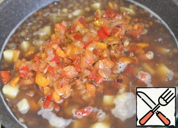 Put stewed vegetables (fried) in the soup, bring to a boil, cook over medium heat for 5 minutes.