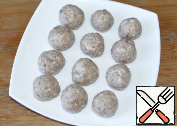 In the minced meat (I have pork/beef) put salt, pepper, mix, make meatballs.