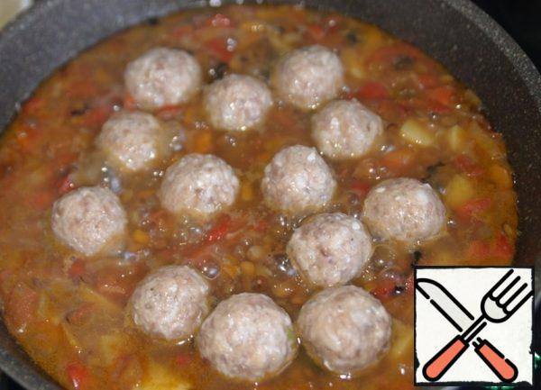 Put the meatballs in the soup, bring to a boil, add salt to taste, cook for 5 minutes over medium heat.