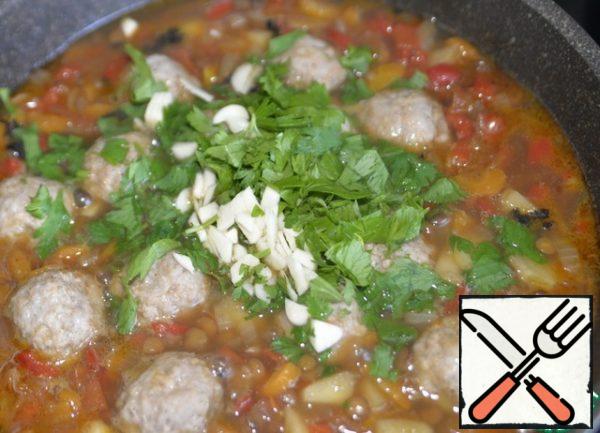 Put the chopped garlic and parsley. Stir and bring to a boil. Turning off the fire.
