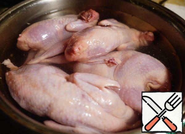 To make quails juicy, they need to be soaked in 6% salt solution for 15 minutes. Dissolve 60 g of salt in 1 liter of water. We lower the quails there, if they float up, put a plate on top and leave for 15 minutes.