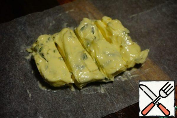 We spread it on parchment, conditionally divide it into 4 parts and send it to the freezer. We need to freeze the oil so that when cooking, the oil does not immediately become heated.