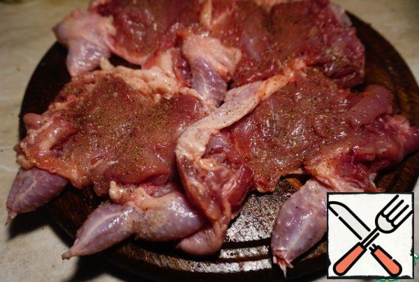 We get such a quail carcass absolutely without bones. All the bones, ridges, tips of wings and legs I used for a very cool broth and soup.