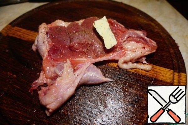 We're going back to the quails. Salt and pepper the resulting fillet. For each fillet, spread a piece of frozen butter with thyme.