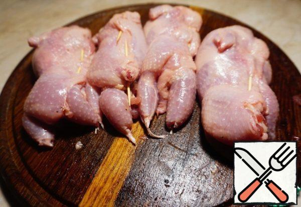 Leave the quail for 10 minutes to marinate in the refrigerator.