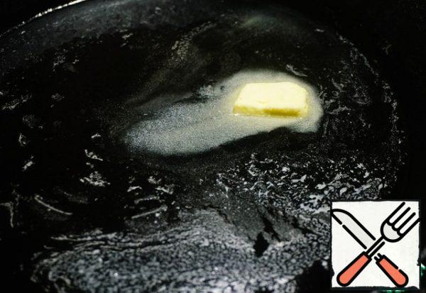 In a frying pan, melt 20 g of butter.