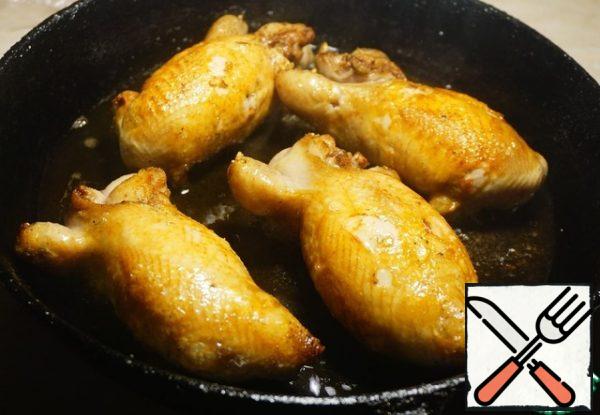 In the flavored oil, fry the quails until Golden brown.