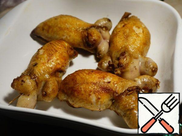 We put our quail rolls in a baking dish and send them to the oven preheated to 200 degrees for 10 minutes.