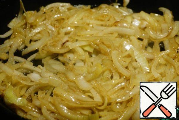 We send it to the pan where the quails were fried. To prevent the onion from burning, it needs a little salt. But very little, because we will still add soy sauce. Fry until lightly Golden. If the oil that remains from frying quails is not enough, then you can add a little vegetable oil.
