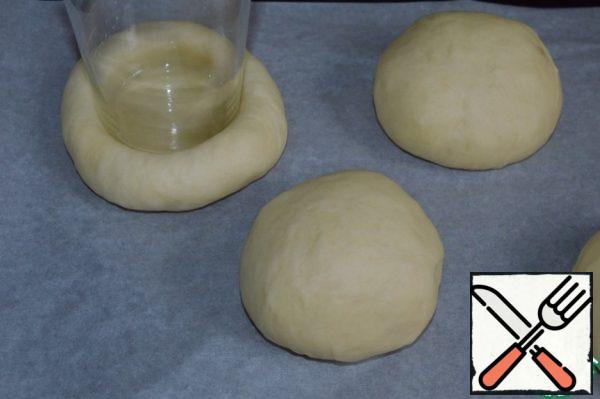 Cover the buns with a towel and send them to a warm place for 20 minutes.
Prepare the Apple filling: cut the Apple into cubes and put it in a saucepan, add water, lemon juice, raisins, sugar and cinnamon.
Simmer until the apples are soft. Unparliamentary.
Make a recess in the center of each bun with a glass.