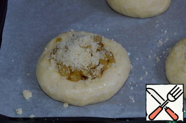 Prepare the topping: RUB the flour, sugar and butter until crumbs form.
Sprinkle the bread crumbs on the buns.