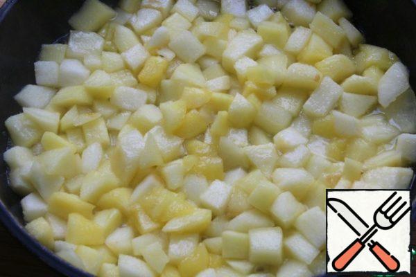 Peel the apples and cut them into small cubes.
In a frying pan, dissolve the butter, put the apples, sprinkle with sugar and cinnamon.
Fry until the sugar is completely dissolved.