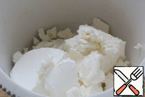 For cheesecake, all products must be at room temperature!
Put soft cheese and cottage cheese in a bowl.