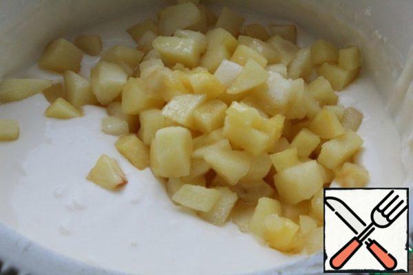 Carefully add the cooled apples and mix.