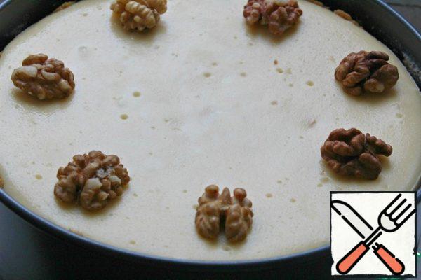 In the morning, in a thick-walled bowl, melt the sugar over low heat, add the boiling cream, stir very well (carefully!!! the mixture is foaming!).
Remove from heat.
Add the butter in cubes and mix thoroughly.
Remove the cheesecake from the refrigerator.
Lay out the nuts