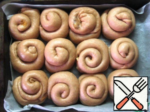 Also roll up the "snail" buns from the remaining pieces of dough. Put them in a baking dish and let stand for 15-20 minutes.
