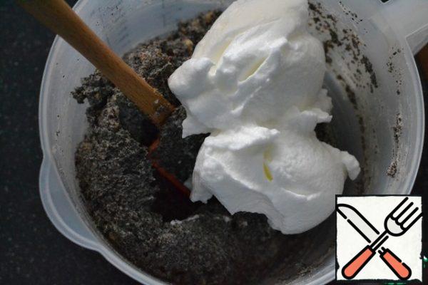 Add the poppy seeds, nuts, and vanilla sugar.
Stir. Beat the whites in a separate bowl and add to the poppy mixture.