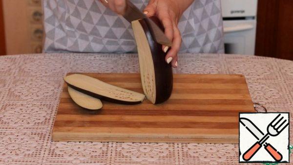 Cut the eggplant into 5 mm thick plates. Salt and leave for 10 minutes. After washing and drying, then the bitterness from the eggplant will go away.