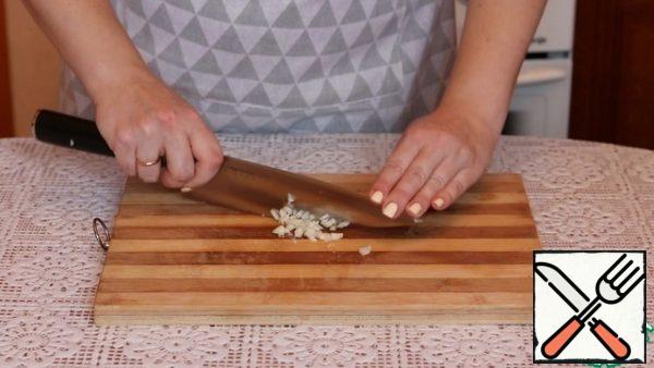 Finely chop the garlic. You can also pass it through a press. 