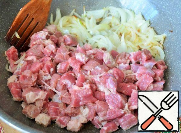 In a frying pan, heat 2 tablespoons of vegetable oil, put the onion, fry for a couple of minutes, the heat is above average, add the meat, salt, fry over medium heat for 10 minutes.