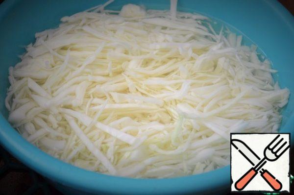 Chop the cabbage thinly, put it in a bowl, pour boiling water for 5 minutes.
Then rinse and let the water drain on a sieve.