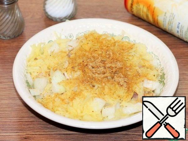 Add the peeled and grated on a coarse grater potatoes and seasoning for chicken. Mix and place in the bowl of a blender.
