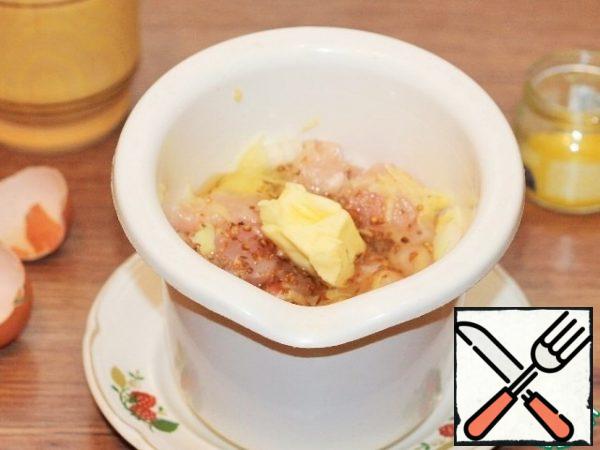 Add hot pepper, a piece of soft butter and egg white, grind with a blender until smooth. Try for salt. The filling is ready!