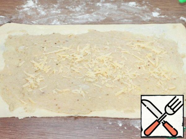 Sprinkle the filling with grated cheese, 1/2 part.