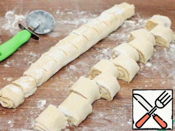 Cut the rolls into portions, it turned out 22 rolls. 