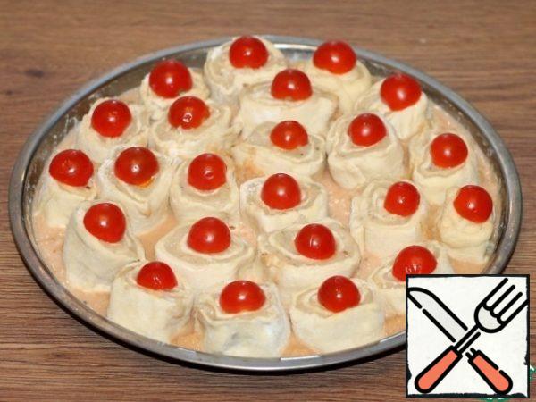 Cover the cake (foil or baking paper, only the top) and put the mold in a warm place for 20-30 minutes to increase the pie by 2 times. Then grease the top of the pie with beaten egg yolk, decorate with cherry tomatoes, sesame seeds and put in a preheated 180 C oven.