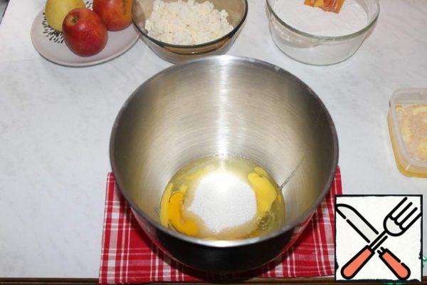 Beat eggs with sugar.