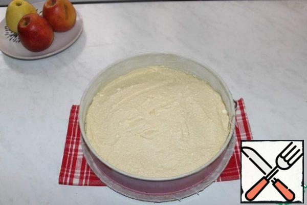Put the dough in the form.