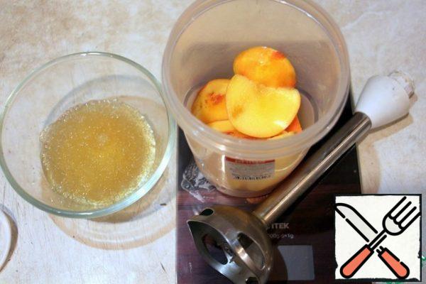Soak 200 Blum gelatin in 60g of cold water. Chop the peaches with a blender, heat to a boil, turn off and dissolve the gelatin mass.