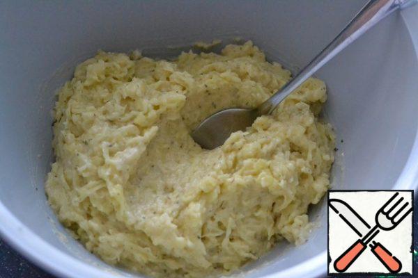 To boiled potatoes add grated raw potatoes, peeled grated Apple - this is our secret.
Add the egg, flour, salt and all the spices.
Stir.