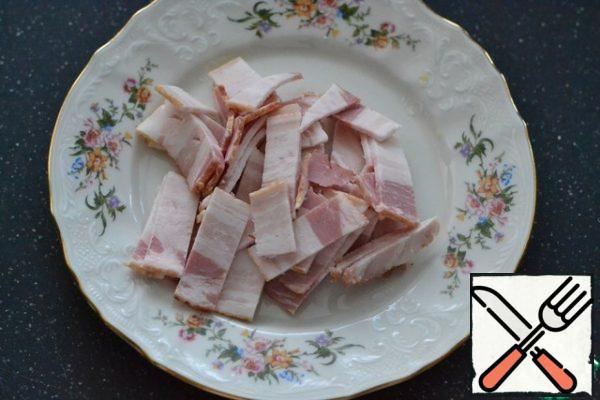 Cut the ham or ham into small pieces.