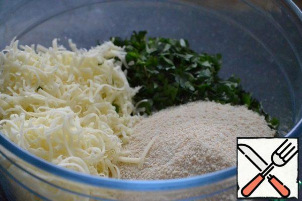 In a bowl, mix the grated cheese, breadcrumbs, and chopped parsley. Stir.
Pour the yogurt into a separate bowl.