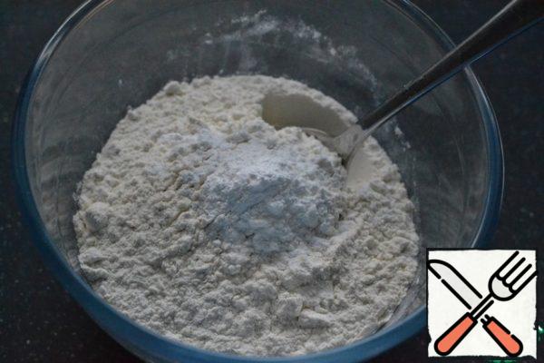 Beat the yolks with sugar and vanilla sugar.
Add water, sunflower oil, flour and baking powder.
Beat again.