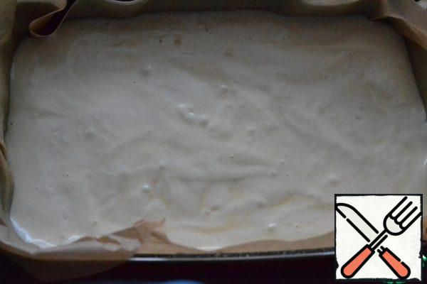 Form for baking (20x30) lay baking paper.
Pour the dough into the mold and bake in the preheated oven at 200g for 8-10 minutes. Ready base for the cake to cool completely.
Cut the cooled base in half.