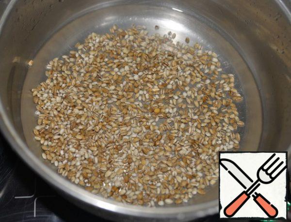 It is better to soak the pearl barley in advance, 4-5 hours in advance.
Wash the grits thoroughly, pour water 1 to 2, bring to a boil and cook over medium heat for 30 minutes.