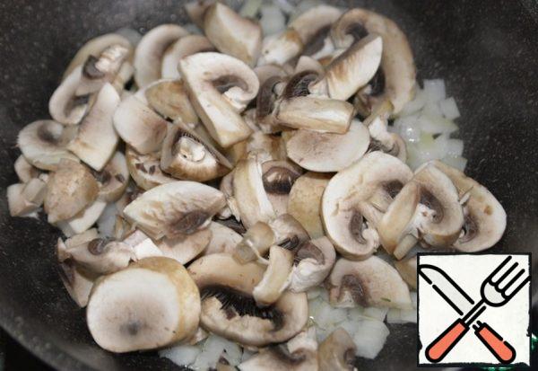 We take any mushrooms, better, of course, forest, but I have mushrooms, cut into small plates. Add the onion to the pan and fry for 10 minutes over medium heat.