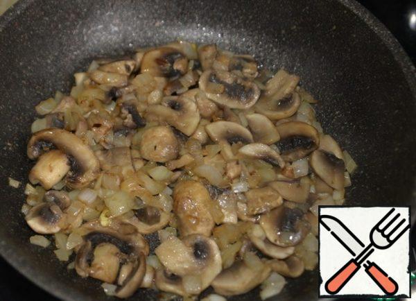 Onions and mushrooms should be lightly fried. Remove the onion and mushrooms.