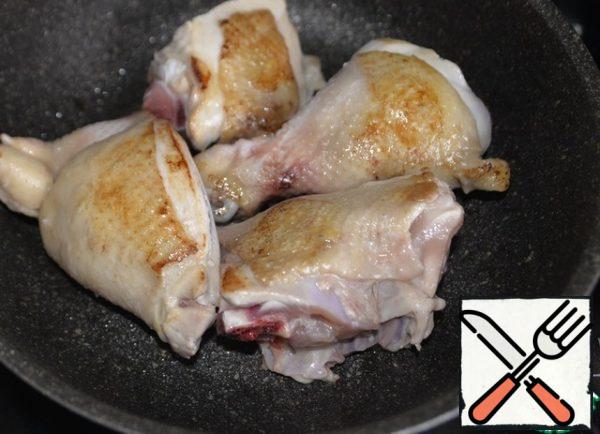 Soup can be cooked in a saucepan, deep frying pan or cauldron. Take the chicken, I have a ham, my, cut into portions, put on a preheated frying pan (saucepan) skin down, without oil, fry until Golden brown on both sides.