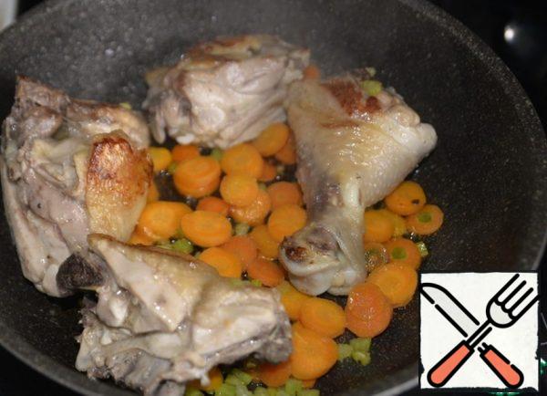 Put the chicken, chopped carrots and celery, I have rings. Fry over medium heat for about 5 minutes, stirring.