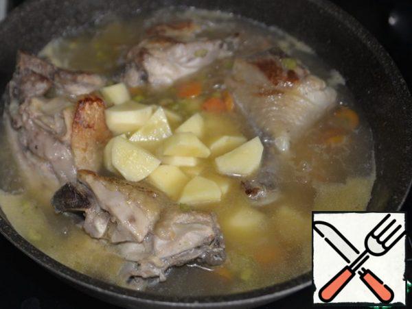 Pour boiling water. The amount of water depends on the desired thickness of the soup, I have about 2 liters.Put the diced potatoes, bring to a boil.