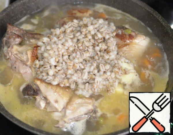 Put the pearl barley. Boil.