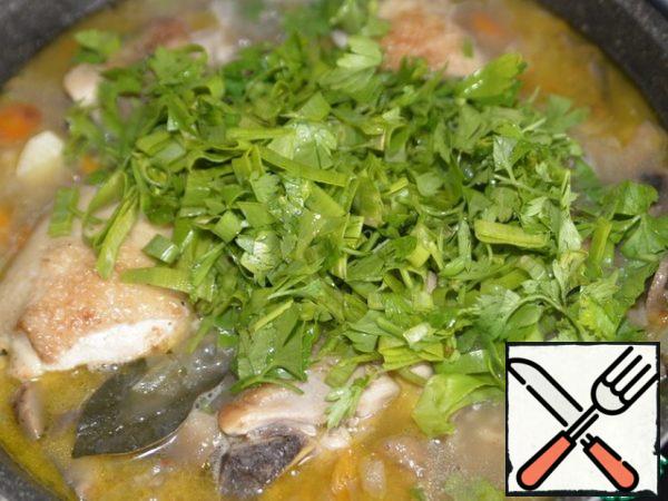 Put the chopped green onions and parsley in the soup, mix, bring to a boil. 