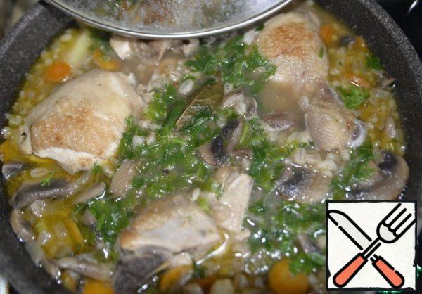 Turn off the fire, let the soup brew for 10 minutes.