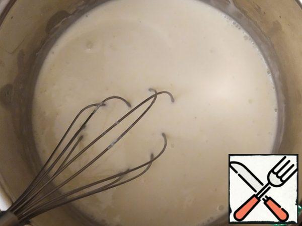 Pour the milk in three portions. Poured a third, stirred. Then the second and third. As a result, constantly stirring, bring the sauce to a state of thick sour cream.
After preparing the Bechamel, remove it from the heat and set aside.