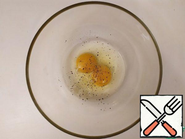 In a bowl, beat the eggs with salt and pepper.
